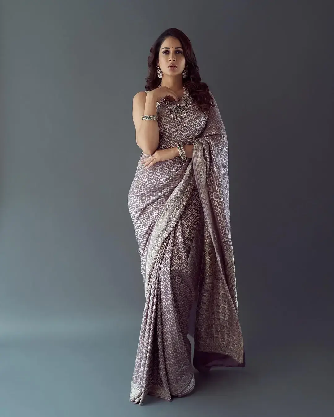 BOLLYWOOD ACTRESS LAVANYA TRIPATHI IN SLEEVELESS VIOLET SAREE 2